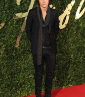 british-fashion-awards-2013-harry-styles-w-saint-laurent-fot-east-news